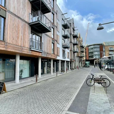Stunning 2-bed In With Parking Lejlighed *