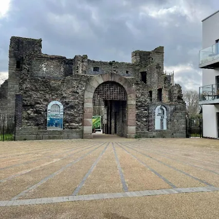 Stunning 2-bed In With Parking Daire
