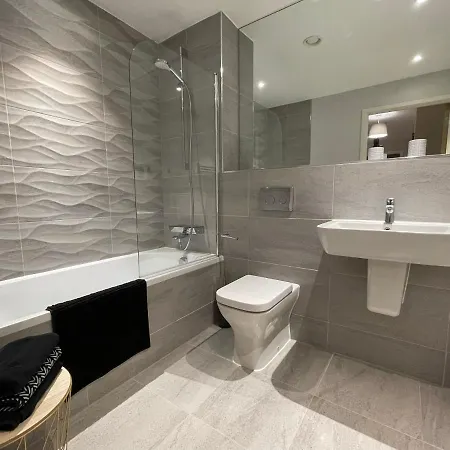Stunning 2-bed In With Parking *