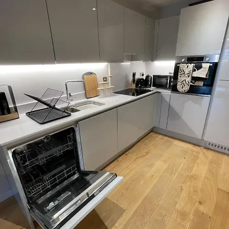 Stunning 2-bed In With Parking
