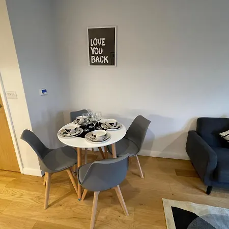 Stunning 2-bed In With Parking *